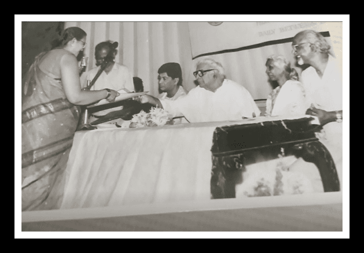 Kusum Gupta receiving the Dev Kumar Prize at Bombay Art Society, 1989